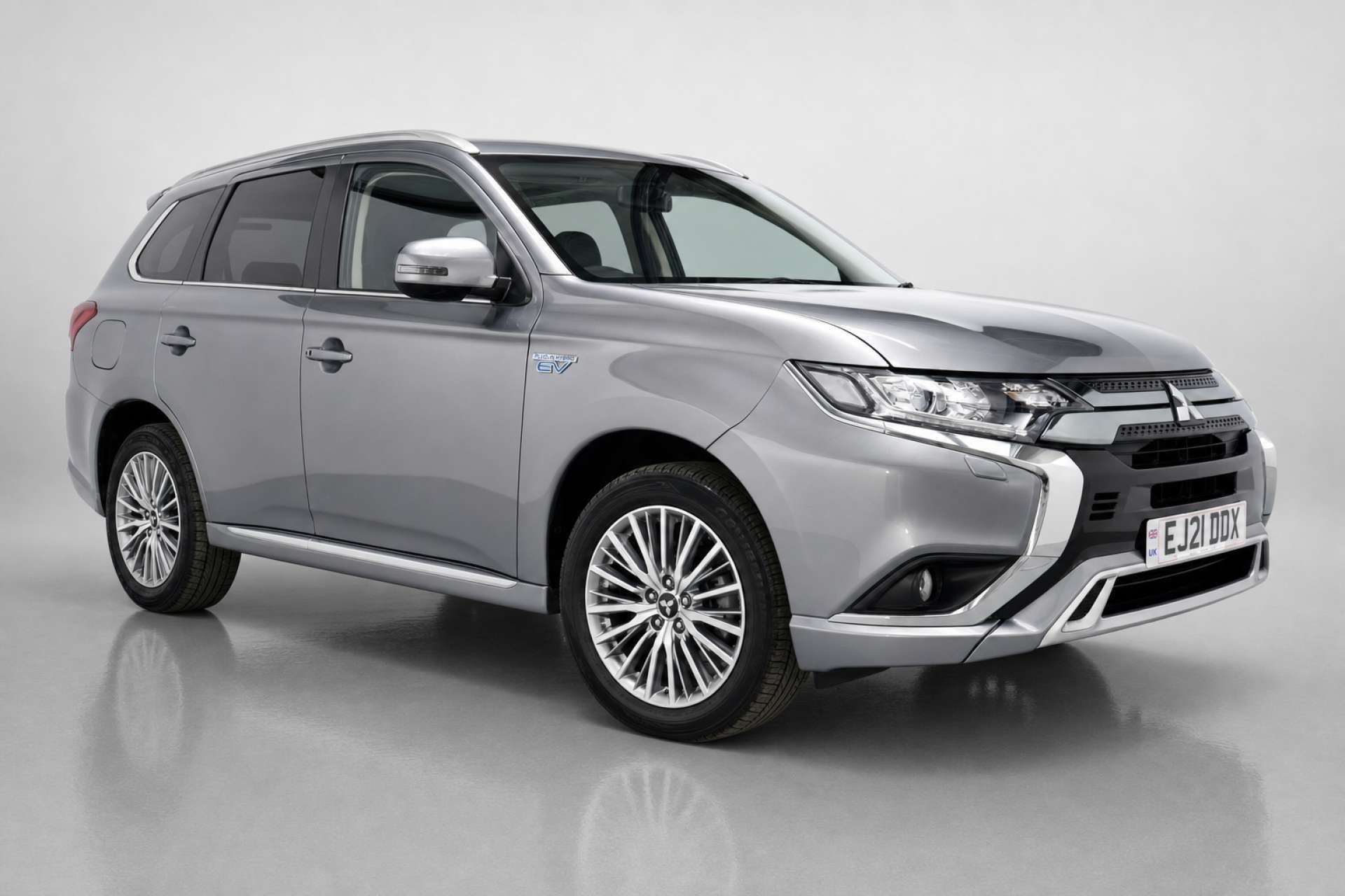 2021 Mitsubishi Outlander 2.4h TwinMotor 13.8kWh Design SUV 5dr Petrol Plug-in Hybrid CVT 4WD Euro 6 (s/s) (224 ps) for sale at LMC Cars